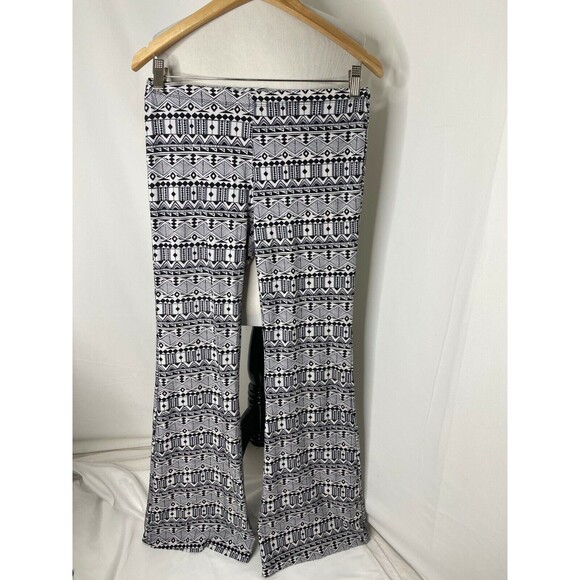 Feathers Woman’s Sleep Pants Black and White Light Weight Casual Size Large - Picture 2 of 4